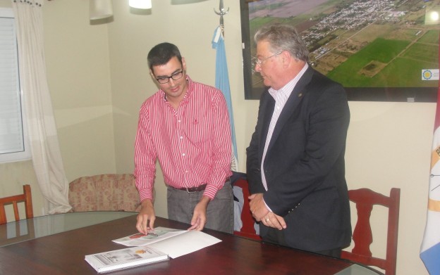 El Ministro Carlos Fascendii entregó 417 mil pesos a San Carlos Sud
