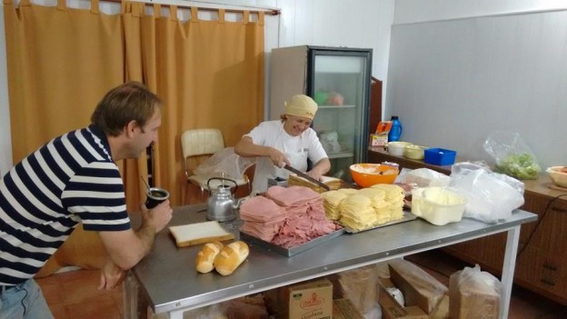 Cristian Cammisi visita trabajadores durante la madrugada