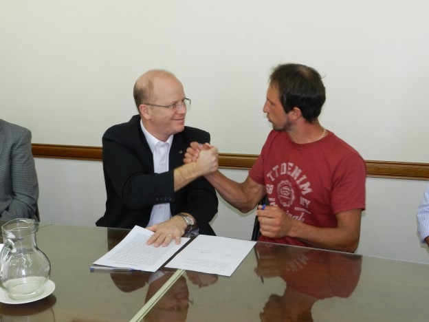 Contigiani entregó créditos por 320 mil pesos a productores porcinos