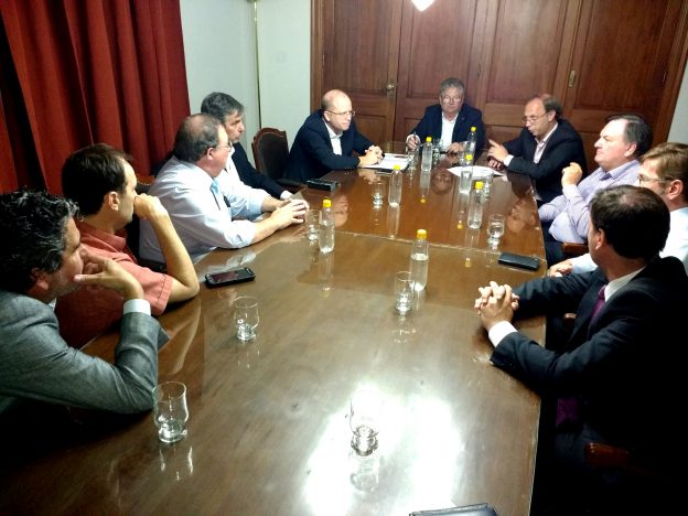 Reunión entre ministros y senadores para asistir al sector tambero