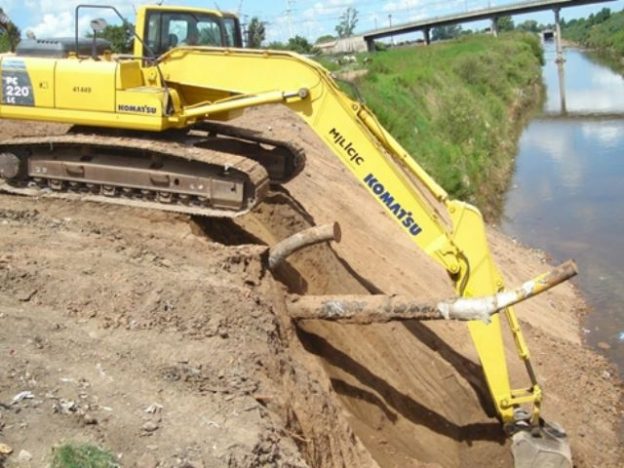 La provincia realiza obras de drenaje en ocho canales de los departamentos Castellanos y Las Colonias