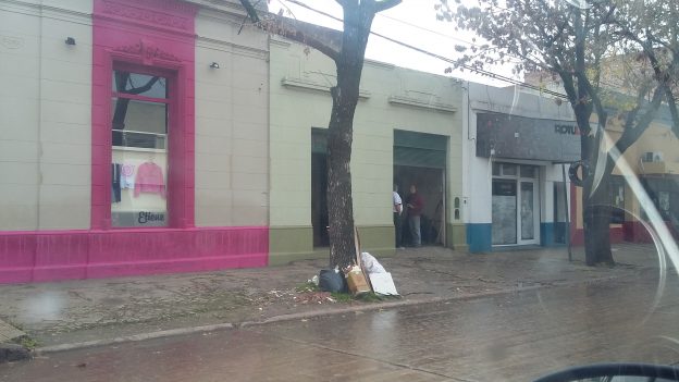 Trágica determinación de un joven en un local comercial de la ciudad