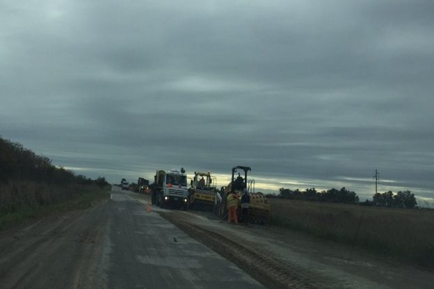 Santa Clara de Buena Vista: trabajos de bacheo en la Ruta 10