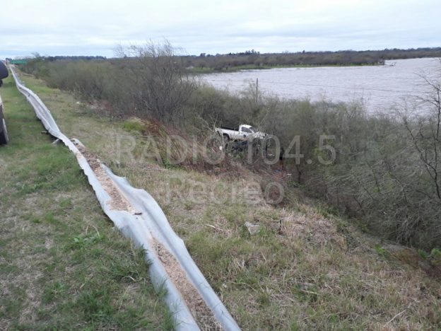 Camioneta volcó y terminó en los bañados del Río Salado