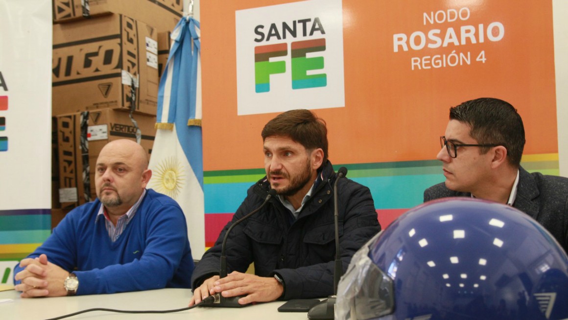 LA PROVINCIA ENTREGÓ CASCOS A JÓVENES QUE OBTUVIERON SU PRIMER LICENCIA DE CONDUCIR