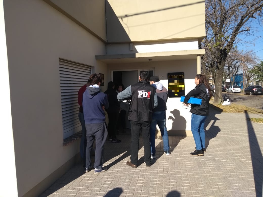 LA PDI DETUVO A DOS PERSONAS EN ESPERANZA POR ESTAFA