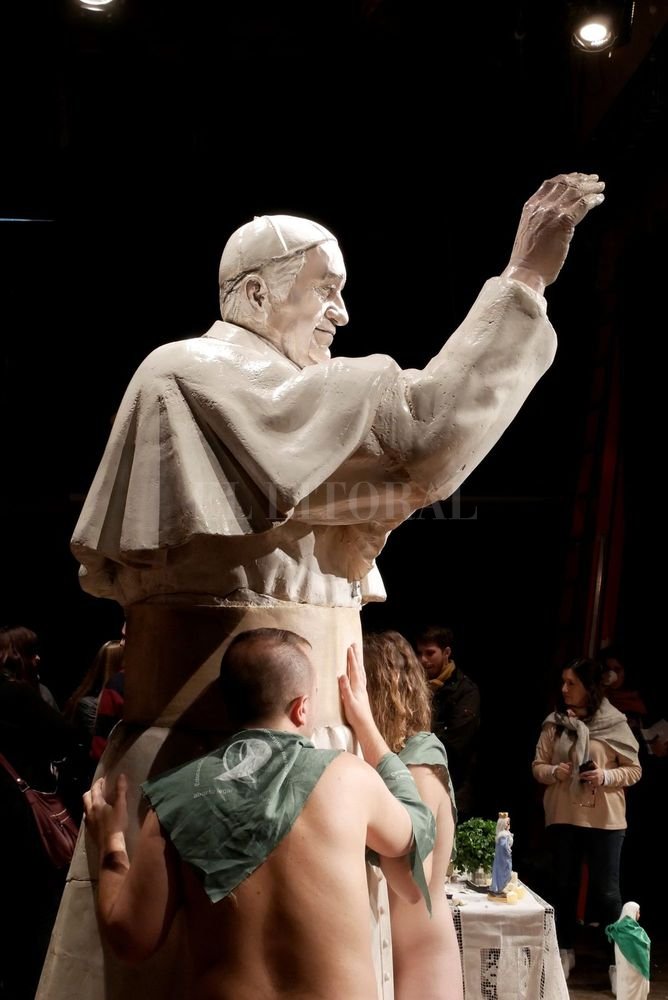 Polémica en Rafaela: desnudos, imágenes religiosas y pañuelos verdes