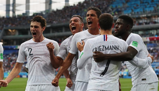 Francia es semifinalista: derrotó a Uruguay 2-0 por un cabezazo de Varane y un error de Muslera