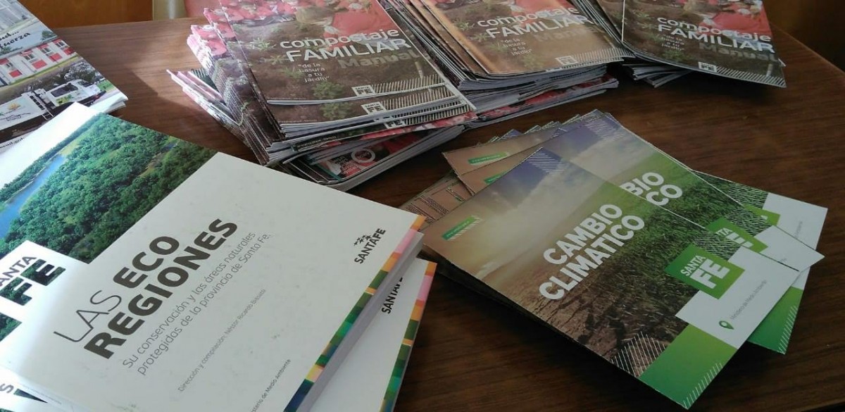 ENTREGA DE MATERIAL DE ESTUDIO PARA LA ESCUELA LOCAL.