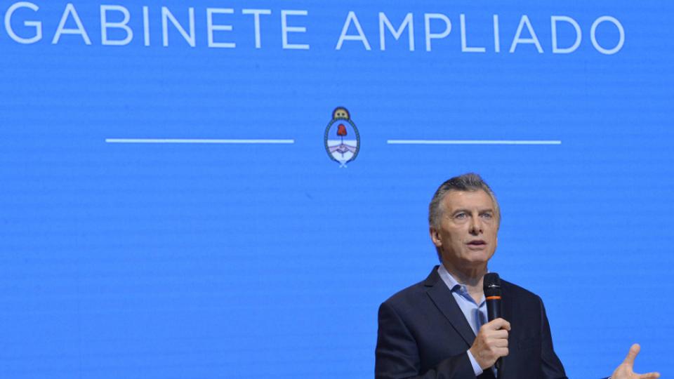 Mientras despiden empleados públicos, Cambiemos aumentó los cargos políticos