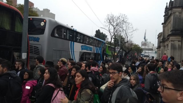 Conflicto universitario: más de 500 estudiantes y docentes santafesinos viajaron a la marcha federal