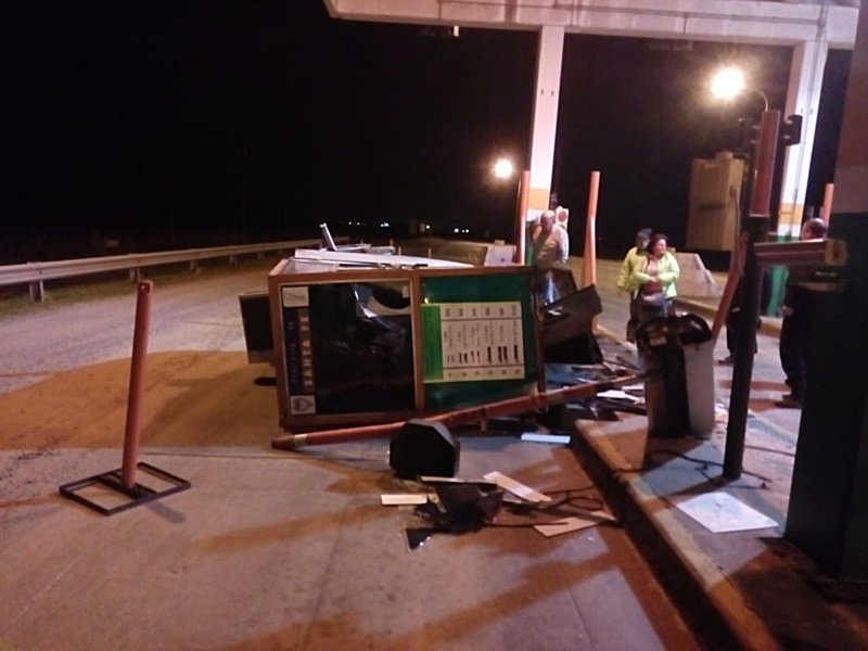 Un camión embistió la cabina de peaje de la Ruta 6