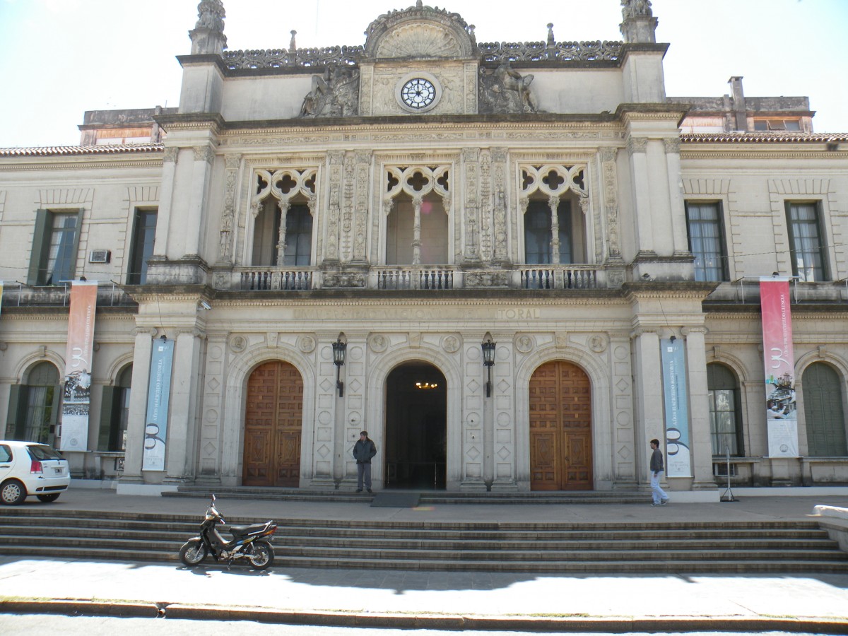 Estudiantes universitarios se suman a la lucha docente con asambleas y vigilia