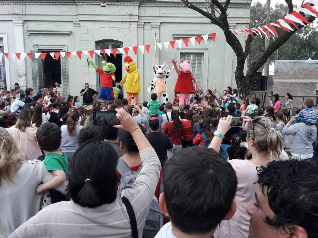 La UCR de Esperanza festejó el dia del niño frente a su Comité