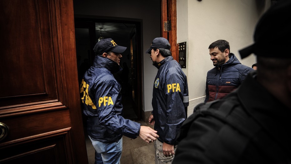 Comenzó el allanamiento al departamento de Cristina Kirchner