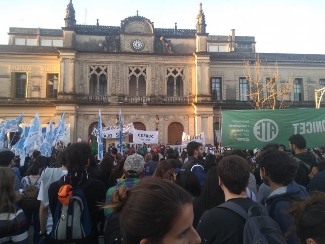 Protesta en Rectorado de la UNL: “Que la universidad abra sus puertas al pueblo, o el pueblo las derrumbará”