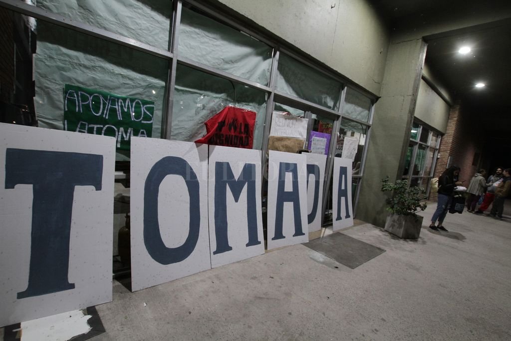 Crecen las tomas de facultades mientras los docentes evalúan la nueva propuesta