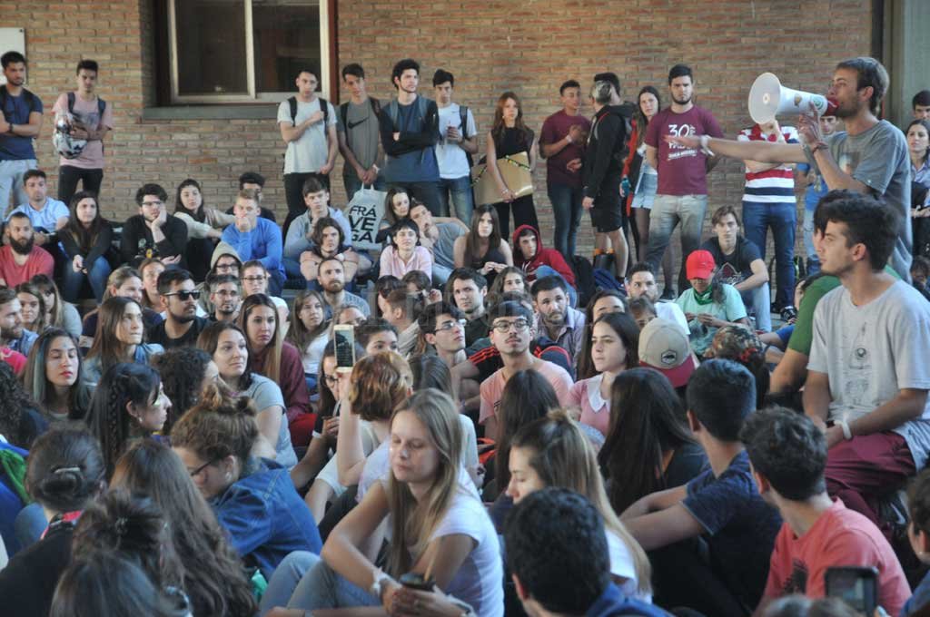 Universitarios revolucionados: aulas afuera y tomas adentro