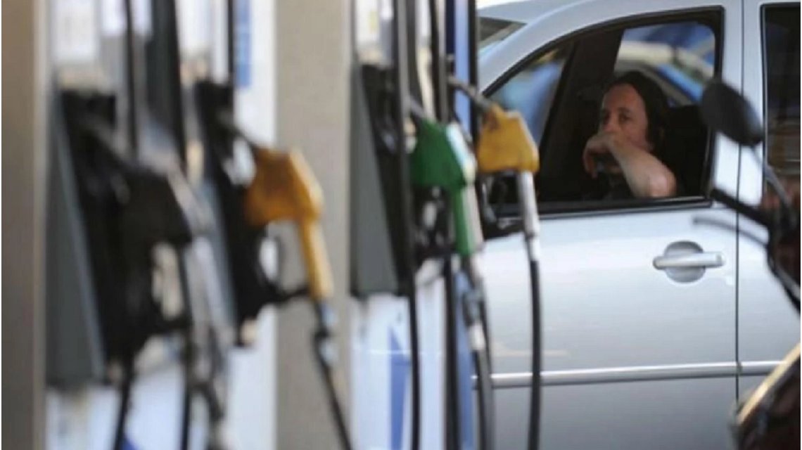 Mantener un auto chico cuesta la mitad de un salario promedio