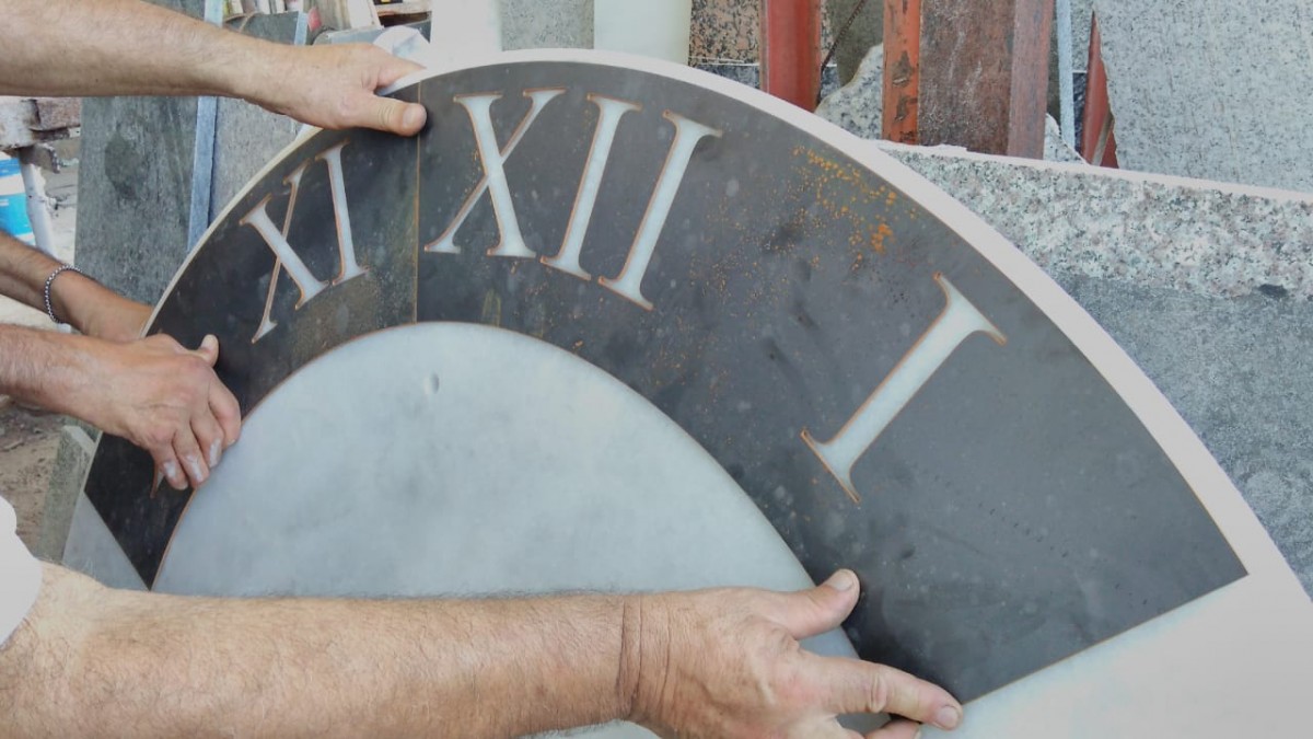 SE INAUGURA LA COLOCACIÓN DEL RELOJ EN EL TEMPLO NUESTRA SRA. DE LOURDES EN SAN CARLOS SUD
