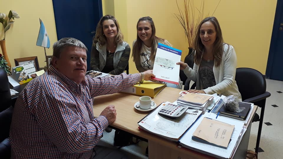 PROGRESO: Julio Müller hizo entrega de un aporte para la practica de vóley