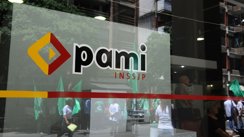 El PAMI frenó una licitación por la suba del dólar y dejó sin pañales a los jubilados