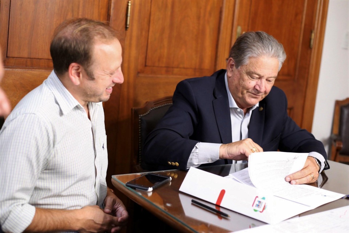 FASCENDINI PRESIDIÓ LA FIRMA DE ADJUDICACIÓN PARA CONSTRUIR 20 VIVIENDAS EN ESPERANZA