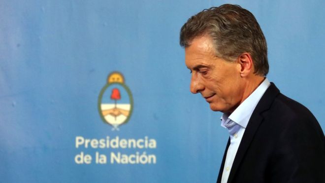 Riesgo País rompió los 1.000 pbs y dólar va rumbo al techo de banda ($51,44)