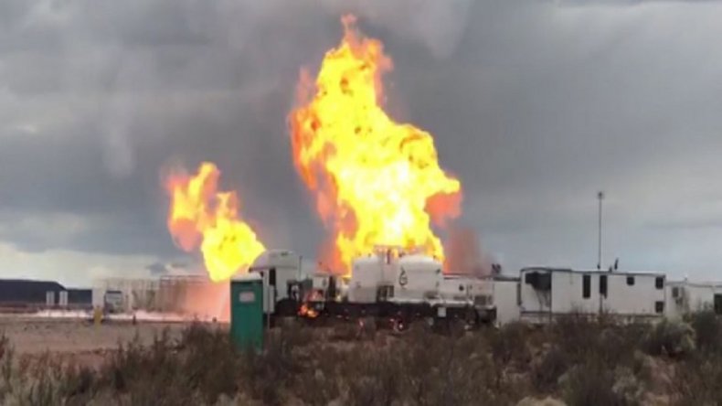 YPF no logra apagar un incendio en un pozo de Vaca Muerta