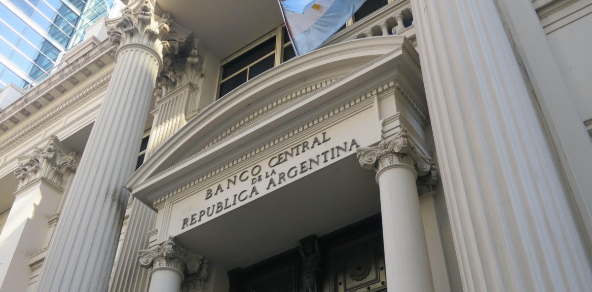BCRA busca frenar el dólar CCL: plazos fijos pagarán más tasa y bancos no podrán operar cauciones