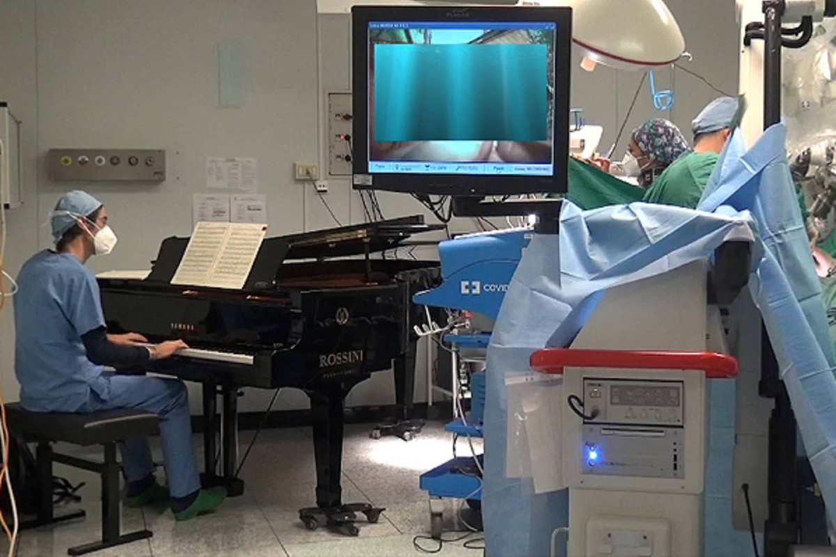 Italia: un médico tocó el piano mientras operaban a un nene de un tumor.