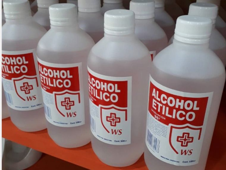 La Anmat prohibió dos marcas de alcohol etílico.