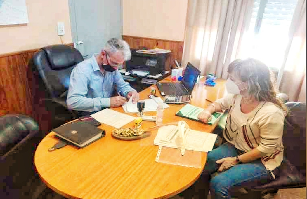 En Grutly firman certificado de obra para la construcción de viviendas.