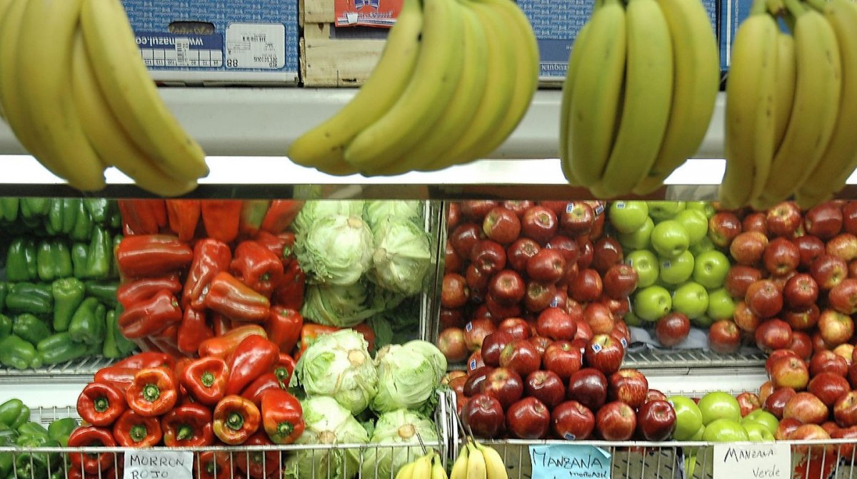 Del campo a la góndola: los consumidores pagan cuatro veces más que lo que reciben los productores