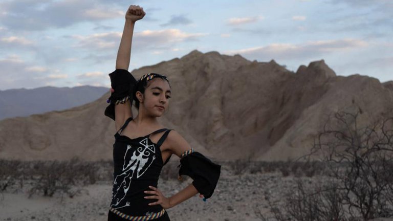Agostina Arreguez es indígena, aprendió ballet por YouTube y Julio Bocca la becó en su fundación.