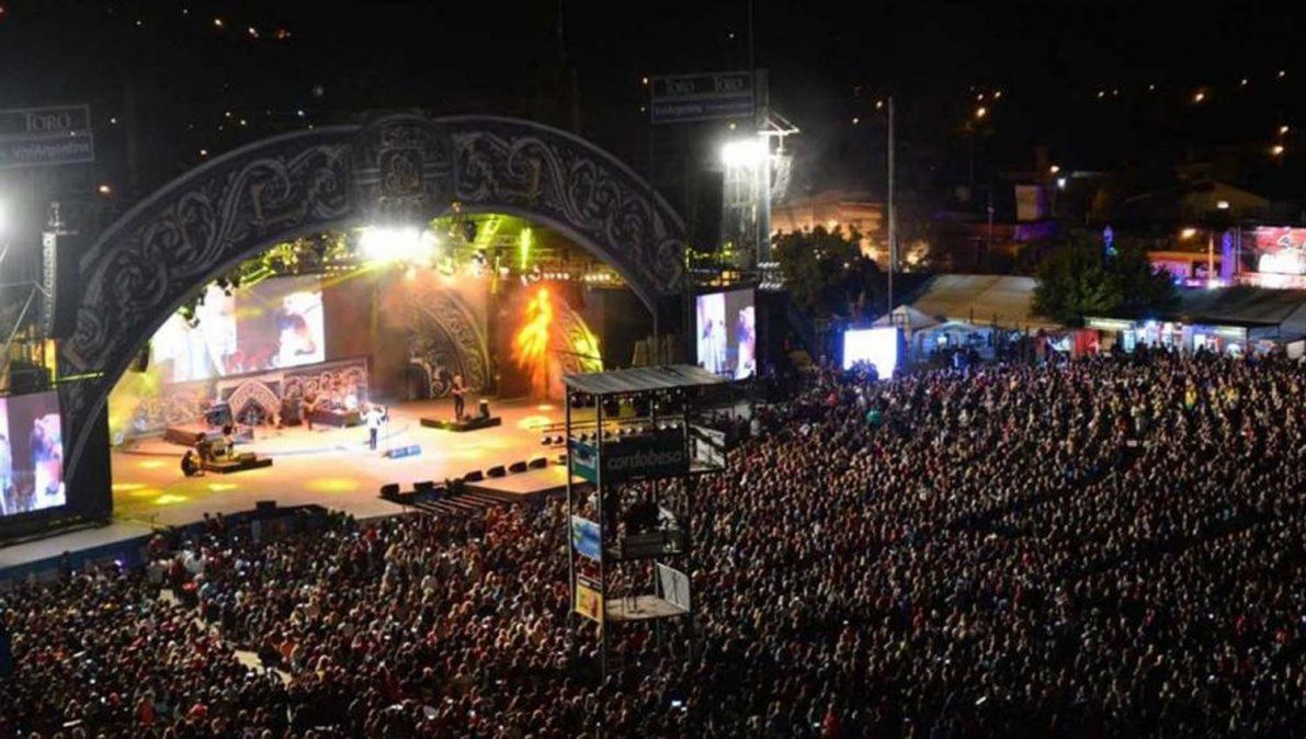 Histórico; confirmaron que no habrá festival de Folklore presencial este año en  Cosquín.