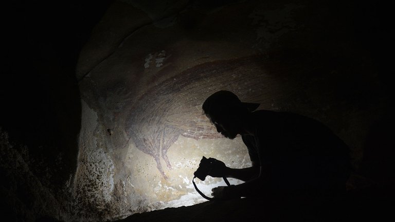 Encontraron en Indonesia la pintura rupestre más antigua del mundo: fue pintada hace 45.500 años