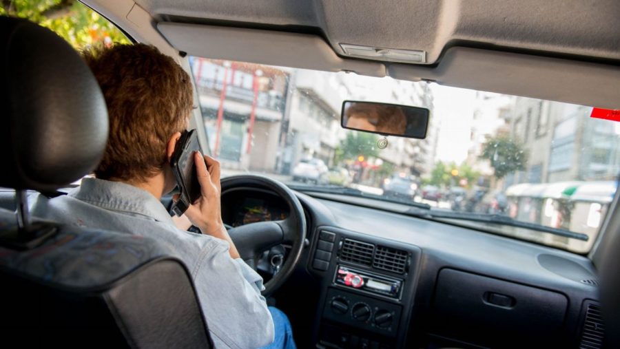 Seguridad vial; evalúan usar drones para controlar a los conductores que hablen por celular.