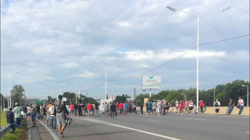 Mientras los pescadores cortan rutas a la altura de Maciel, ordenan a Medio Ambiente que garantice la prohibición de la pesca en toda la provincia de Santa Fe