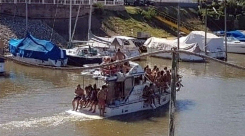 Paraná; hicieron una fiesta clandestina en un yate y casi se hunde por la cantidad de jóvenes a bordo
