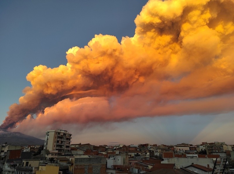 Erupción del volcán Etna en Sicilia, provoca una lluvia de piedras.