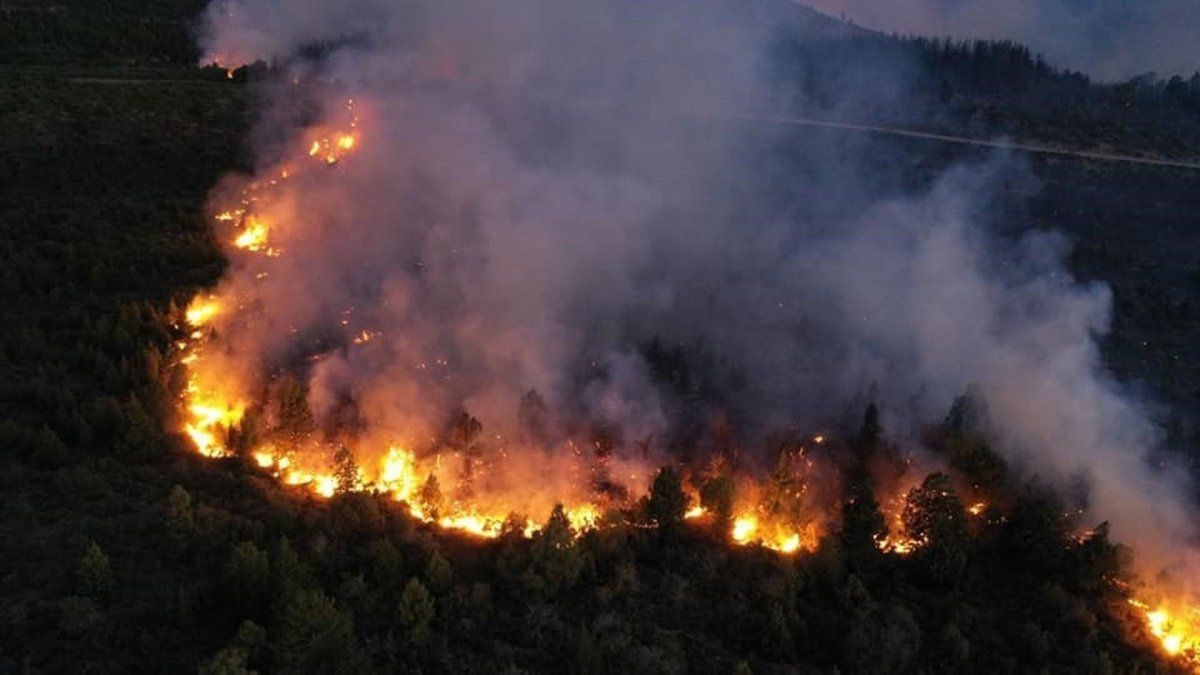 Se agrava el incendio en el Bolsón, por las altas temperaturas y la baja humedad