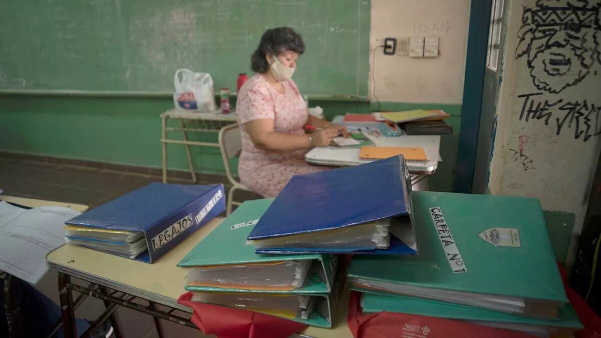 Más de 90 mil alumnos vuelven a clases presenciales sin haber vacunado la totalidad de los docentes.