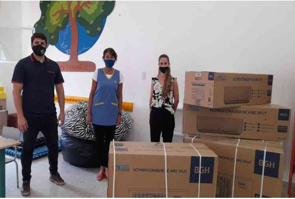 La Comuna de San Carlos Sud, entrego equipamientos a escuelas primarias