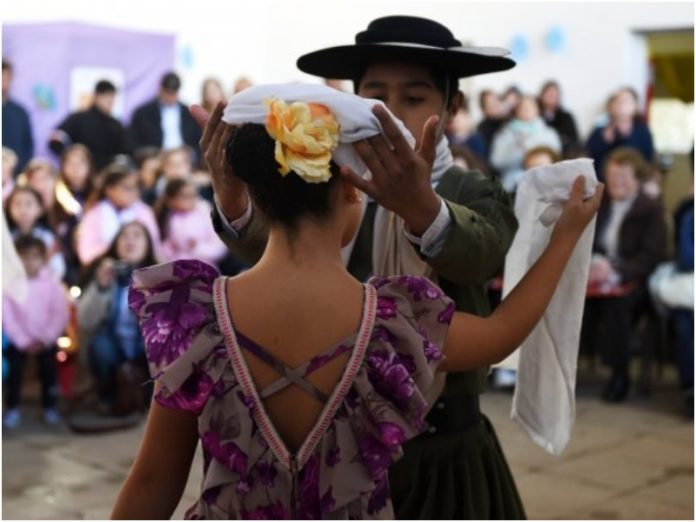 Cultura; buscan implementar la enseñanza del folclore en las escuelas