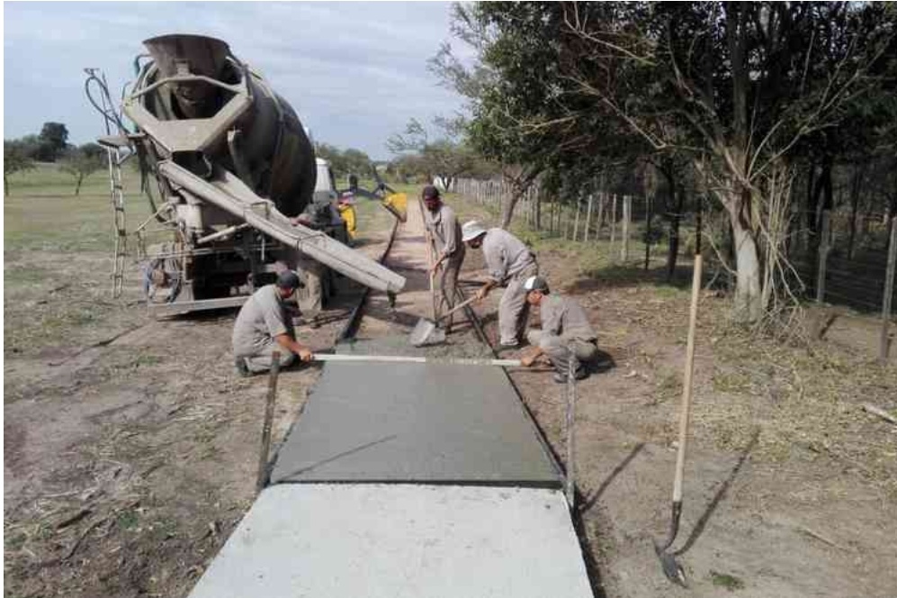 En Grutly continúan los trabajos en la ciclovia, a la vera de la Ruta N.68