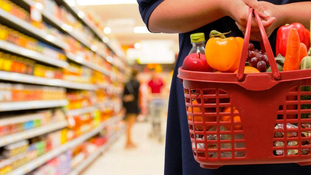 Suba de la canasta básica;  más harinas, más pollo y menos lácteos, la forma de “estirar” los ingresos