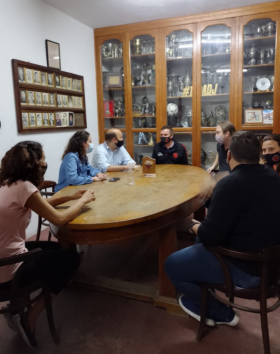 Rodrigo Müller entregó el premio a la Asociación Deportiva Juventud, el club ganador del primer Torneo Virtual de Fútbol Esperancino