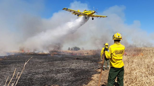 Con aviones hidrantes combaten el fuego que esta fuera de control; se quemaron casi 30 mil hectáreas en 7 días