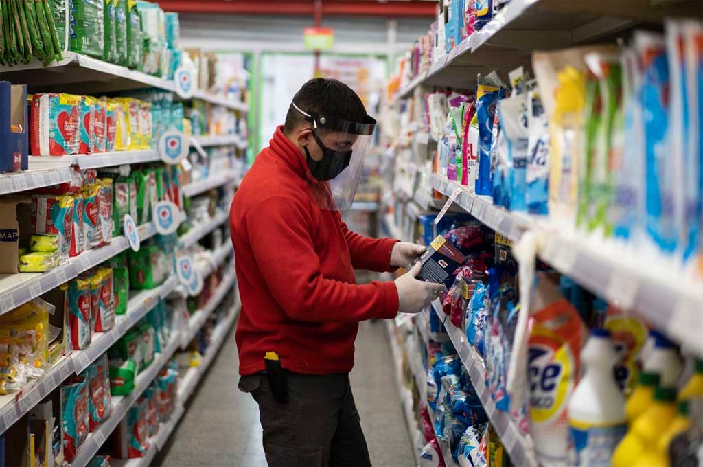 Para frenar la inflación, congelan precios de 900 productos de la canasta básica